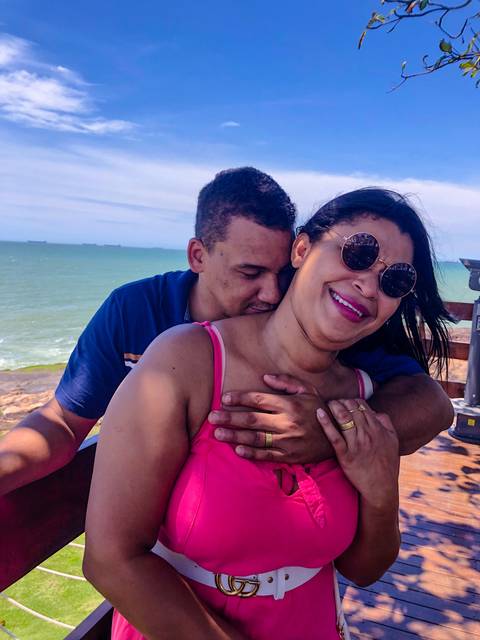 Casal romântico posando para foto no Farol de Santa Luzia, localizado em Vila Velha Espírito Santo. Foto feita por Mary Santtiago'
