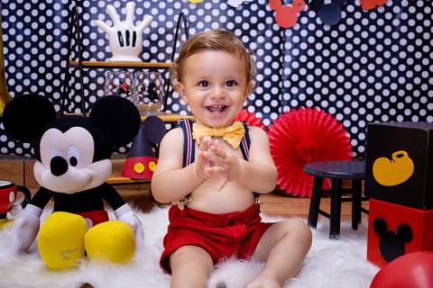 Fotografia do Murilo junto a decoração, batendo palminhas, fotos de Mary Santtiago'