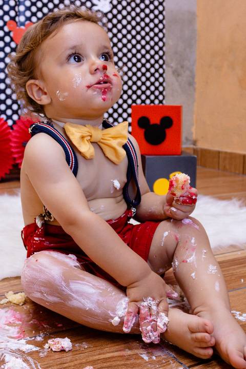 detalhe do figurino de Mickey usado pelo bebe no seu Ensaio Smash the Cake, feito em Suzano SP pela fotografa Mary Santtiago'