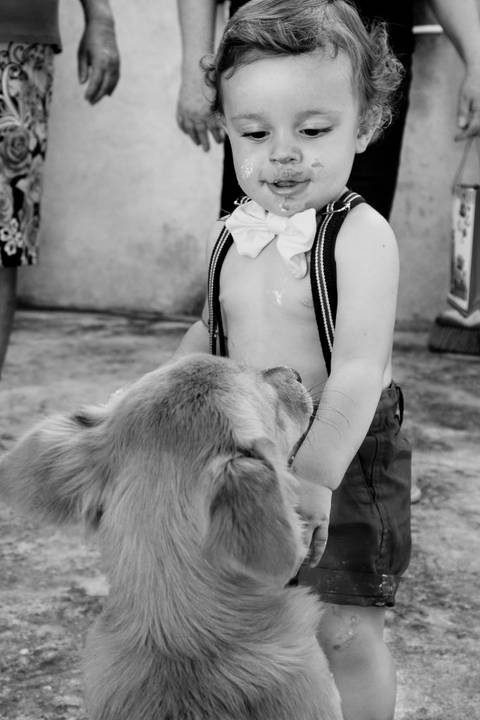 Bebê dando bolo para a cachorrinha nos bastidores do Ensaio Smash the Cake'