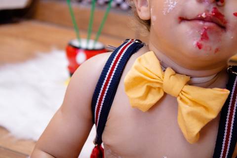 Detalhe da gravata do Mickey, no ensaio do Smash the cake do Murilo feito em Suzano SP'