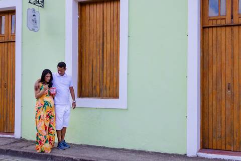 Casal passeando numa calçada de um lugar histórico em um ensaio de Gestante feito por Mary Santtiago'