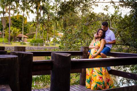 Foto de um casal no Pier de um parque, super romântico de Guararema SP em um Ensaio de Gestante feito por Mary Santtiago'