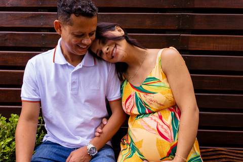 Foto de Casal em um ensaio de Gestante, onde a gestante está deitada no ombro do marido. O ensaio foi feito em Guararema SP por Mary Santtiago'