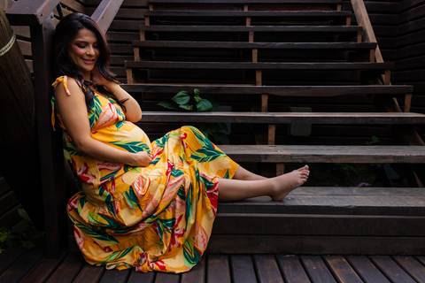 Gestante sentada em uma escada em Guararema SP, em um ensaio de gestante feito por Mary Santtiago'