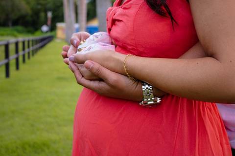 Fotografia da barriga de uma gestante com sapatinho na barriga, em um ensaio de Gestante  feito por Mary Santtiago em Guararema SP'