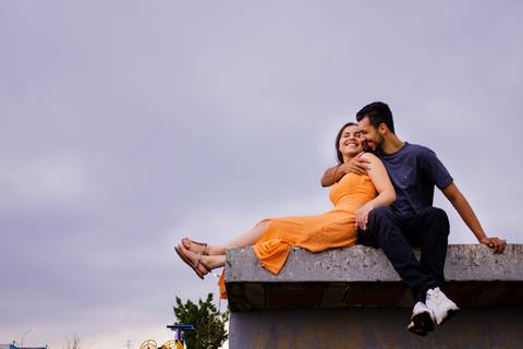 Nelly e Matheus sentados numa rampa de Skate no Parque Max Feffer em Clima de romance no seu ensaio Pré-wedding e fotografados por Mary Santtiago'