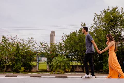 Matheus e Nelly caminham em uma guia no Parque Max Feffer de Suzano enquanto são fotografados por Mary Santtiago em seu ensaio Pré-wedding'