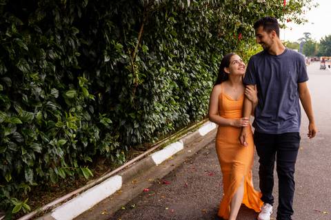 Nelly e Matheus caminhando próximo a um muro inglês, em seu ensaio Pré-wedding realizado em Suzano  no Parque Max Feffer por Mary Santtiago'