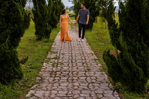 Nelly e Matheus, em um ensaio fotográfico Pré-Wedding, caminhando por uma estradinha charmosa no Parque Max Feffer em Suzano, com as Fotos feitas por Mary Santtiago'