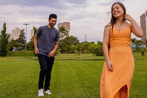 Uma fotos do ensaio Pré-Wedding de Nelly e Matheus, em uma pose mais afastada mas ainda sintonizados. Fotos feita por Mary Santtiago no Parque Max Feffer localizado em Suzano'