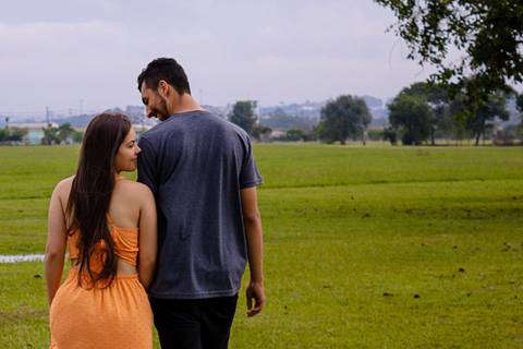 Nelly  e Matheus caminham pelo Parque Max Feffer de Suzano, enquanto realizam suas fotos do Ensaio Pré-Wedding, feitas por Mary Santtiago'