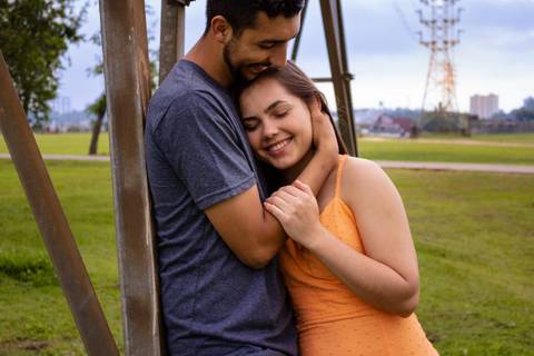 Nelly está deitada no peito do Matheus curtindo um momento de romantismo no Ensaio Pré-wedding, realizado no Parque Max Feffer em que as fotos foram feitas por Mary Santtiago'