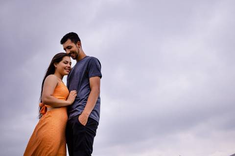 O casal, Nelly e Matheus estão bem coladinhos e o céu é o cenário desse momento apaixonante. As fotos do ensaio Pré-wedding foram feitas no Parque Max Feffer por Mary Santtiago'