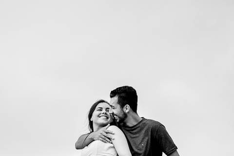 Uma fotografia em preto e branco do casal Nelly e Matheus, no seu ensaio Pré-wedding realizado no Parque Max Feffer e as fotos foram feitas por Mary Santtiago'