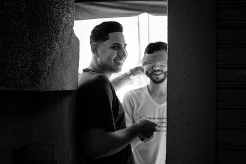 Noivo vendado por um amigo para ele não ver a noiva enquanto ela se arruma para o casamento, que foi realizado em Suzano SP e as fotos feitas por Mary SanttiagoN'