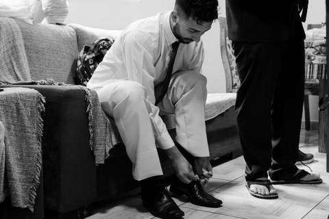 Noivo se arrumando para o casamento, Fotos feitas por Mary Santtiago em Suzano SP'