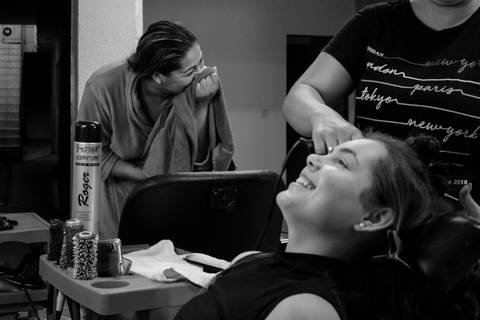 Noiva se arrumando para o casamento. Making of Nelly e Matheus, fotos feitas por Mary Santtiago em Suzano SP'