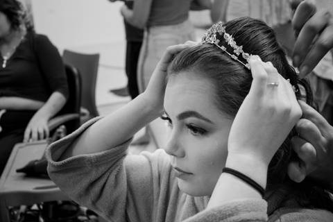 Noiva testando a coroa para o penteado do casamento em Suzano SP. Fotos feitas pode Mary Santtiago'