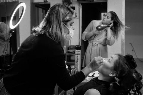 Making of da noiva se arrumando para o casamento. Fotos foram feitas em Suzano pela fotógrafa Mary Santtiago'