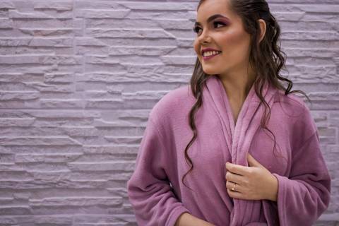 Noiva posando de roupão para uma foto antes de colocar o vestido. Foto feita por Mary Santtiago em Suzano SP'