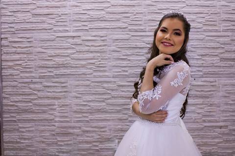 Noiva posando para a foto olhando para a câmera, o casamento foi realizado em Suzano SP e a foto foi feita por Mary Santtiago'