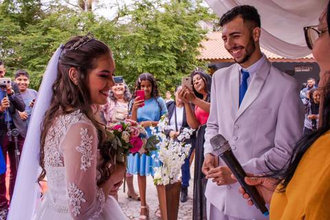 Noivo e noiva sorrindo durante a cerimônia. Foto de Mary Santtiago e Lidiovani Coutinho em Suzano SP'