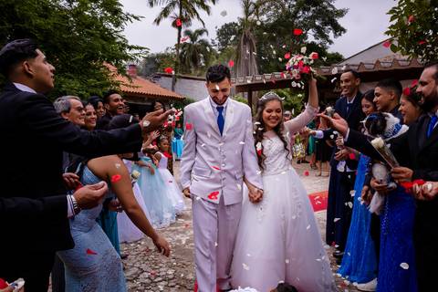 Saída dos noivos com chuva de pétalas. Foto de Mary Santtiago em Suzano SP'