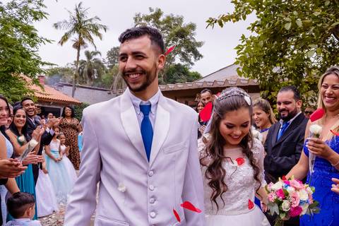 Close dos noivos durante sua saída com chuva de pétalas. Mary Santtiago em Suzano SP'