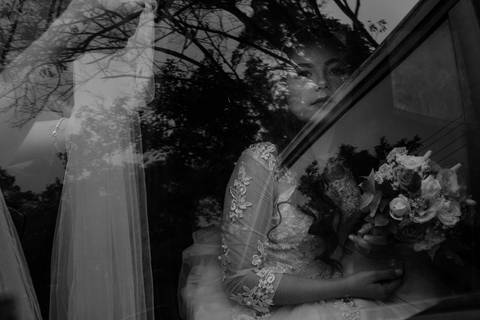 Noiva aguardando sua entrada para a cerimônia em Suzano SP, Foto feita por Mary Santtiago'
