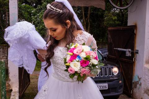 Noiva arrumando sua grinalda antes de sua entrada principal. Foto de Mary Santtiago feita em Suzano SP'