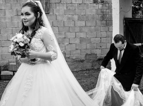 Tio da noiva fazendo os últimos ajustes da grinalda da noiva, foto de Mary Santtiago, Local: Suzano SP'