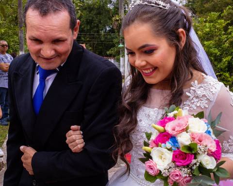 Close do tio e noiva sorrindo entrando para a cerimônia. Mary Santtiago, fotos feitas em Suzano SP'