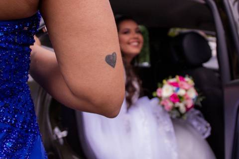 Tatuagem da mãe do no noivo, um  coração coma noiva ao fundo. Foto feita por Mary Santtiago em Suzano SP'