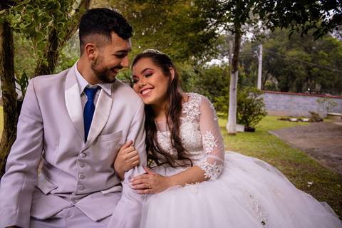 Momento romântico entre os noivos depois da cerimônia, fotos feita por Mary Santtiago em Suzano SP'