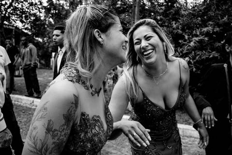 Mãe e tia do noivo rindo durante as fotos. Foto de Mary Santtiago em  Suzano SP'