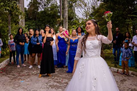 Noiva aguardando para jogar o buquê.. Foto da fotógrafa Mary Santtiago em Suzano SP'