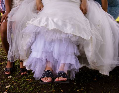 Pés da noiva fotografado por Mary Santtiago em Suzano SP'