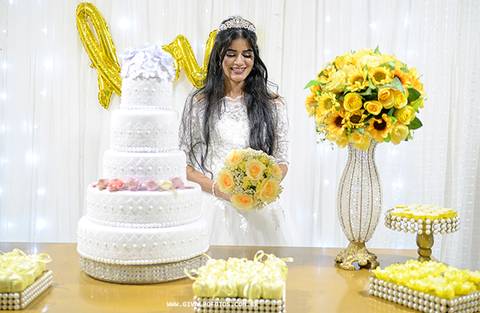 Pose da noiva na recepção'