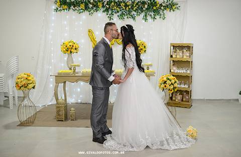 Beijo dos noivos na recepção'