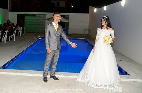 Noivos faz pose na beira da piscina'