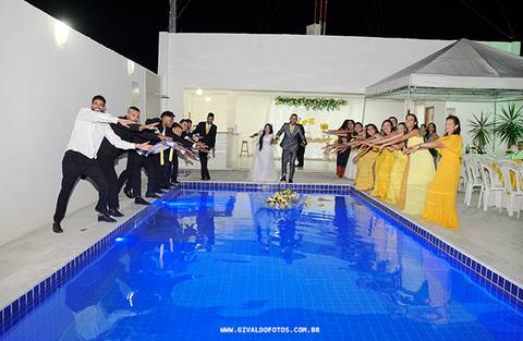 Brincadeira de pose na piscina '