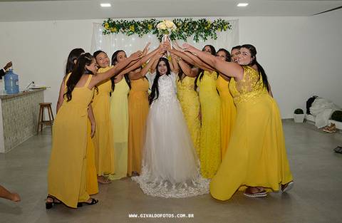 pose com as noivas '