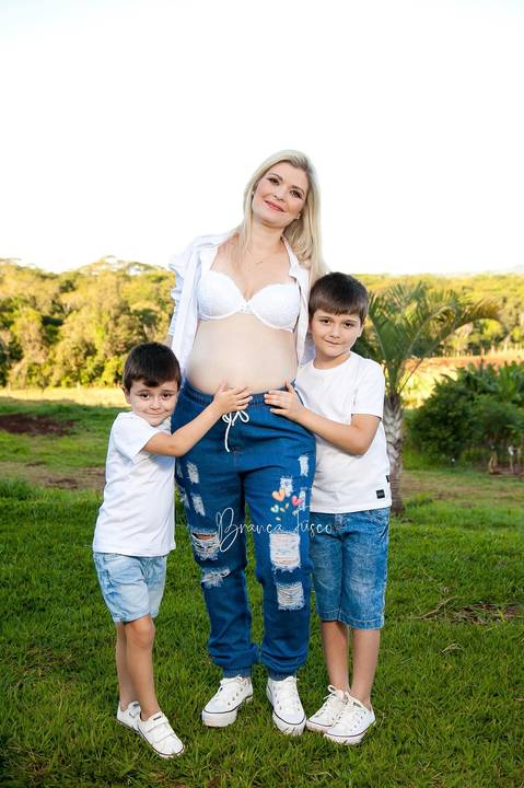 Foto de gestante na natureza'