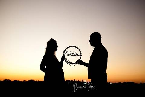 Foto de gestante ao pôr do sol'