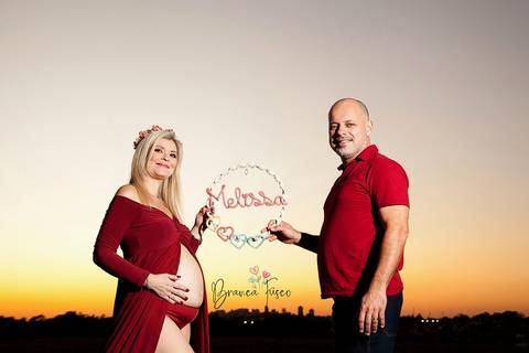 Foto de gestante ao pôr do sol'