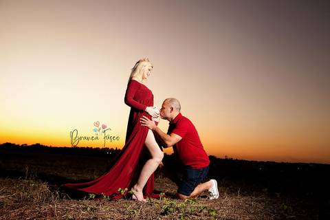 Foto de gestante ao pôr do sol'