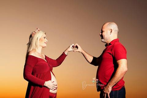 Foto de gestante ao pôr do sol'