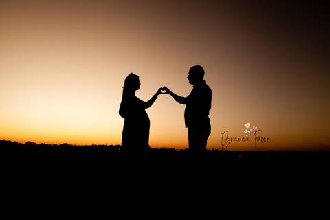 Foto de gestante ao pôr do sol'