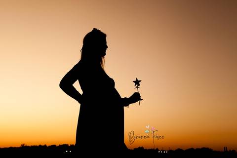 Foto de gestante ao pôr do sol'